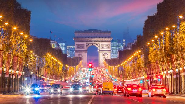 Híres Champs-Elysees és Arc de Triomphe Párizsban, alkonyatkor - Fotó, kép