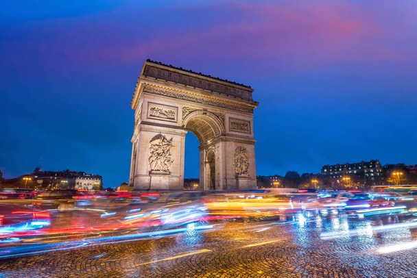 Famoso Arco di Trionfo al crepuscolo a Parigi, Francia - Foto, immagini