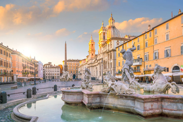 Piazza Navona in Rom, Italien in der Dämmerung - Foto, Bild