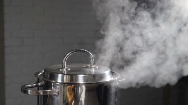 Nuvens de vapor ou vapor subindo da água fervente na panela no fogão. Vapor da panela enquanto cozinha. Processo de cozimento em câmara lenta. Vapor e fumaça branca subindo sobre fundo escuro. hd completo - Filmagem, Vídeo
