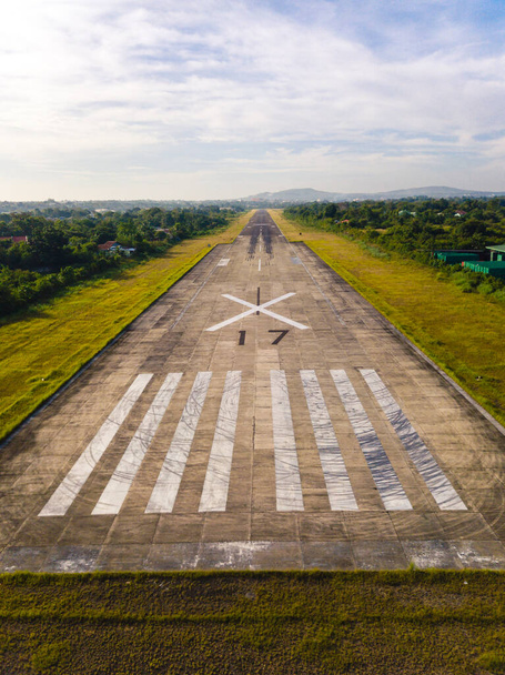 Widok na pas startowy starego zamkniętego lotniska w Tagbilaran, Bohol. - Zdjęcie, obraz