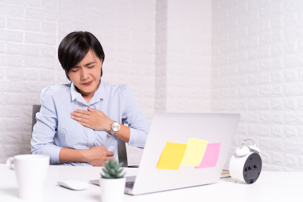 Frau hat Bauchschmerzen im Büro - Foto, Bild