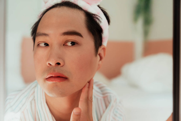Azji gej to traktowanie sam z skóra pielęgnacja dla zachować jego twarz jak piękno jak a młody. - Zdjęcie, obraz