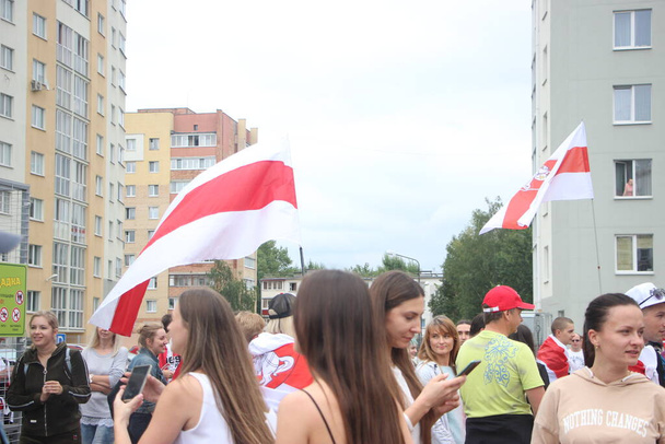 Minsk, Valko-Venäjä - 6. syyskuuta 2020: Rauhanomaisia mielenosoituksia Valko-Venäjällä. Ihmiset protestissa Valko-Venäjällä. Suuri rauhankokous Minskissä - Valokuva, kuva