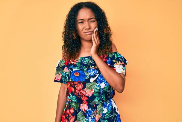 Young african american woman wearing casual clothes touching mouth with hand with painful expression because of toothache or dental illness on teeth. dentist  - Fotoğraf, Görsel