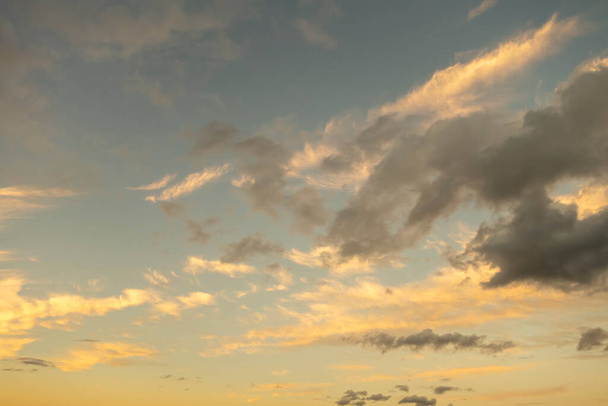 zonsondergang zonsopgang bewolking met donker en licht geel blauw kleuring c - Foto, afbeelding