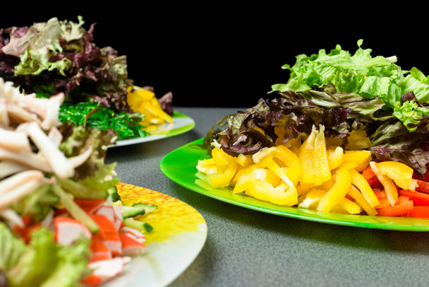 グリーンプレートにサラダを作るための成分。健康的な食事のコンセプト. - 写真・画像