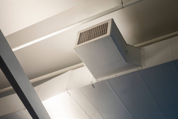 tiszta meleg hideg levegő utak irodaépület mennyezeti ventilátor - Fotó, kép