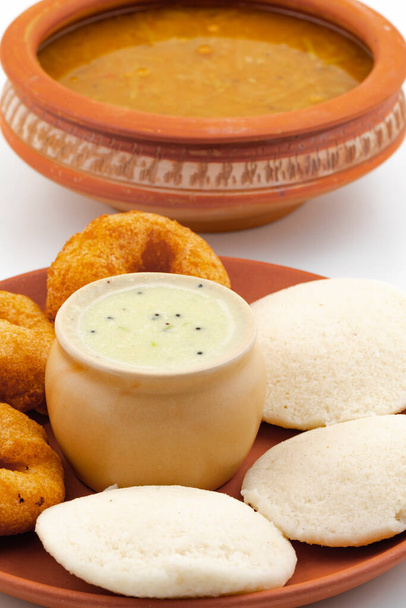 Südindisches beliebtes Frühstück Idli Vada serviert mit Sambar und Kokosnuss-Chutney, auch bekannt als Vadai, Vade, Idly oder Medu Vada - Foto, Bild