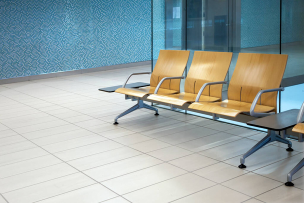 καρέκλες σε αίθουσα αναμονής σε νοσοκομείο ιατρείου ή σε αεροδρόμιο - Φωτογραφία, εικόνα