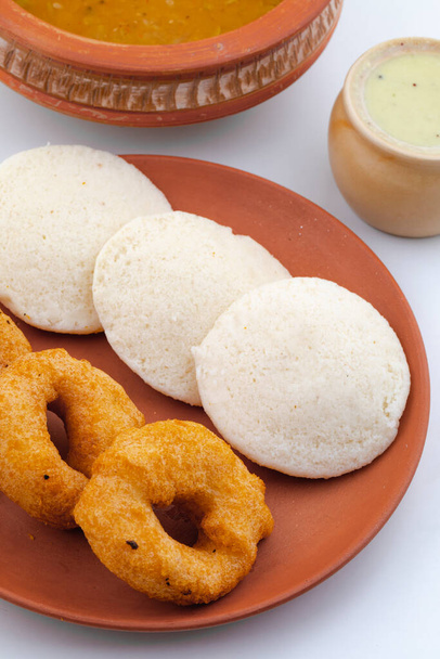 Sud indien populaire petit déjeuner Idli Vada servi avec Sambar et chutney de noix de coco aussi connu sous le nom de Vadai, Vade, Idly ou Medu Vada - Photo, image
