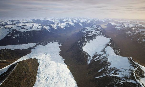 Prachtige majestueuze bergen bedekt met ijs en mist - Foto, afbeelding