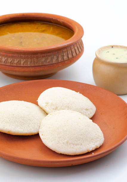Sur de la India Desayuno popular Idli o Idly servido con Sambar y coco Chutney - Foto, imagen