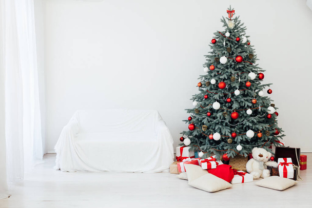 白い休日のカードルームで新年の冬のための赤いギフトの装飾ガーランドとクリスマスツリー - 写真・画像