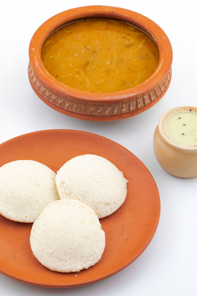 Νότιο ινδικό δημοφιλές πρωινό Idli ή Idly σερβίρεται με Sambar και καρύδας Chutney - Φωτογραφία, εικόνα