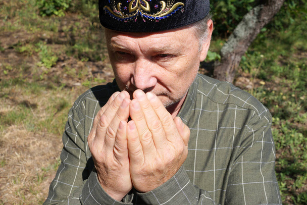 mies suorittaa rukouksen luonnossa lähikuva - Valokuva, kuva