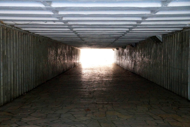 unterirdischer Fußgängertunnel, Tageslicht am Ende des Tunnels. - Foto, Bild
