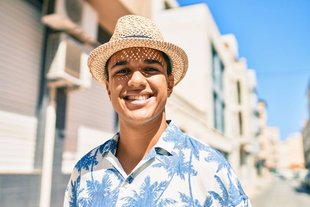 街の通りを歩く夏のスタイルを身に着けている若いアラブ観光客の男. - 写真・画像