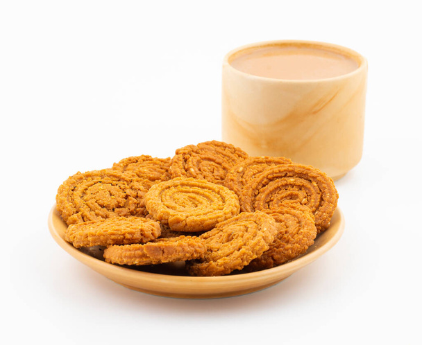 Indian Traditional Tea Time Snack Chakli, uno spuntino fritto croccante a forma di spirale, noto come Chakali, Murukku, Muruku, Murkoo, Chakri in Gujarat, Chakli in Maharashtra e India settentrionale - Foto, immagini