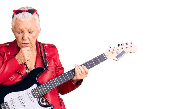 Senior mooie vrouw met blauwe ogen en grijs haar dragen van een moderne look spelen elektrische gitaar gevoel onwel en hoesten als symptoom voor kou of bronchitis. Gezondheidszorgconcept.  - Foto, afbeelding