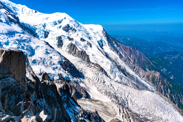 Europa, Frankreich. Sommersonniger Tag am Mont Blanc. Verschneiter Berghang. Strahlend blauer Himmel. Westalpen. - Foto, Bild
