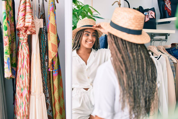 Młoda Afroamerykanka uśmiecha się szczęśliwa w sklepie - Zdjęcie, obraz