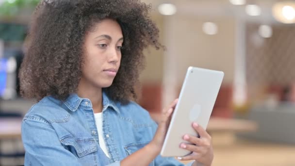 Mujer africana usando tableta para internet - Metraje, vídeo
