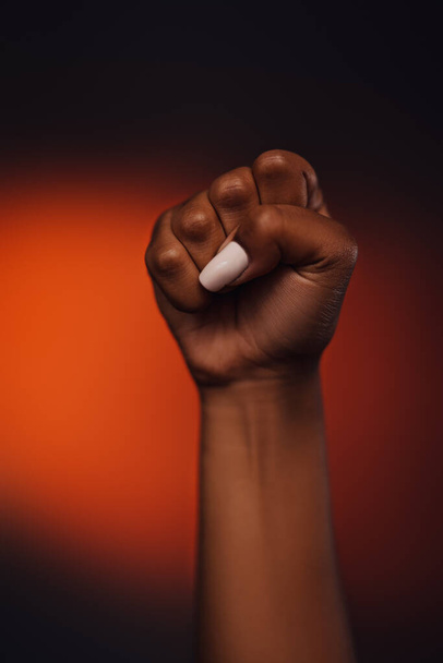 アフリカの女性の手は黒人を支持する抗議を示す - 写真・画像