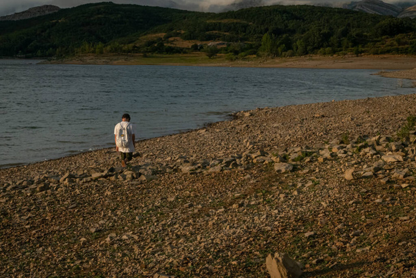 Молодий підліток гуляє один біля озера
.- - Фото, зображення