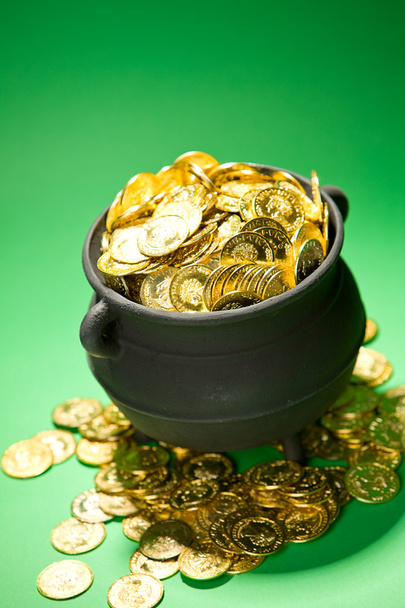 Pot of Gold: Gold Overflows Treasure Pot - Φωτογραφία, εικόνα