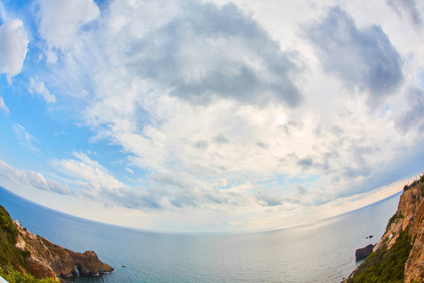 Naturaleza paisaje. Vista panorámica al mar. Hora de verano. Efecto ojo de pez. Cielo nublado azul. Mar calmante. Montañas con hierba - Foto, Imagen