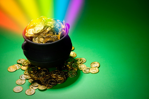 Pot of Gold: Magic Rainbow Explodes From Leprechaun Treasure Pot - Φωτογραφία, εικόνα