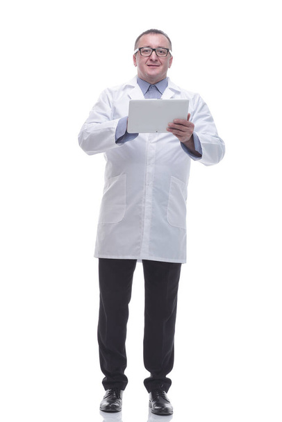 in full growth. a competent mature doctor with a digital tablet. - Foto, afbeelding