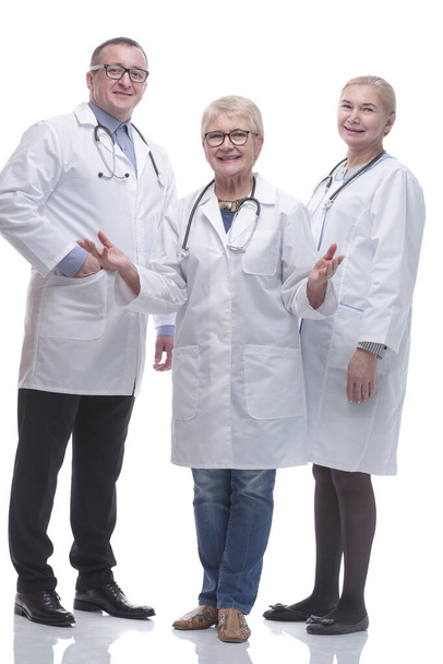 in full growth. friendly female doctor and her colleagues standing together - Foto, afbeelding