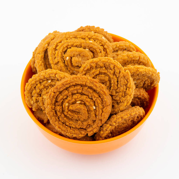 Spuntino tradizionale indiano Chakli, uno spuntino fritto croccante a forma di spirale, È conosciuto come Chakali, Murukku, Muruku, Murkoo, Chakri in Gujarat, Chakli in Maharashtra e India settentrionale - Foto, immagini