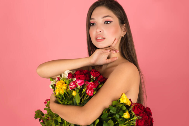 woman with flowers isolated on pink background - Foto, Imagem