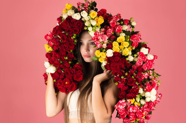 luxury woman with bouquet of roses on head on pink background - Fotoğraf, Görsel