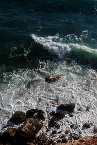 Oceano onda di fondo rottura mare acqua costa rocciosa mari agitati turchese acqua gradiente schiuma. Grandi onde in mare aperto. Monsone estivo. Cresta bianca di un'onda di mare. - Foto, immagini