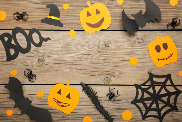 Halloween composition with spiders and bats on grey wooden background. Top view - Foto, Imagen