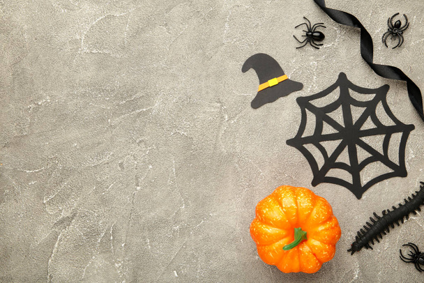 Halloween composition with spiders and bats on grey concrete background. Top view - Foto, Imagen