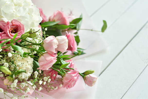 繊細なバラ、エウスタシア、アジサイの花束。フラワーカードのモックアップ。母の日、バレンタインデー、誕生日。コピースペース。おめでとうございます。結婚式の招待状。選択的フォーカス - 写真・画像