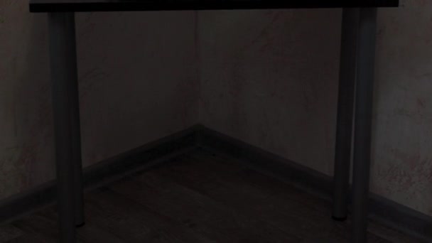 Старый советский портативный аналоговый телевизор на маленьком столе в темном наклоне - Кадры, видео