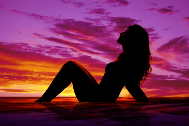 plavky žena sedět silueta pohled vzhůru - Fotografie, Obrázek
