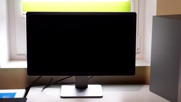 Monitor de computador com tela preta pela janela no quarto - Filmagem, Vídeo