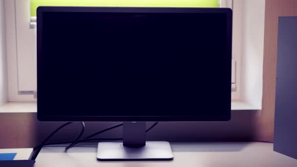 Οθόνη υπολογιστή με μαύρη οθόνη δίπλα στο παράθυρο του δωματίου - Πλάνα, βίντεο