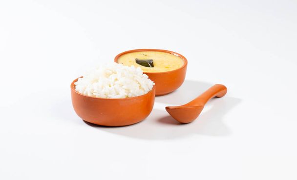 Traditionelle indische Küche Kadhi Chawal auch bekannt als Curry Chawal, Joghurt-Curry mit Reis isoliert auf weißem Hintergrund - Foto, Bild