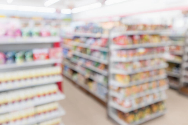 Abstracto borroso supermercado conveniencia tienda pasillo y productos estantes interior desenfocado fondo - Foto, Imagen