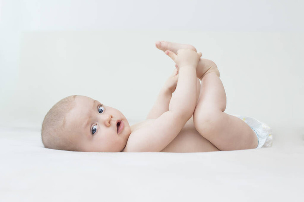Schattig schattig baby meisje liggend op het bed - Foto, afbeelding