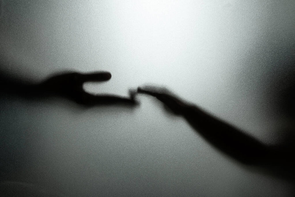 Fantasma concetto ombra di mano dietro il vetro opaco sfocato mano e corpo soft focus - Foto, immagini