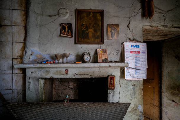 κουζίνα με τραπέζι και πιάτα σε εγκαταλελειμμένο παλιό σπίτι με σκόνη και ιστούς αράχνης. Υψηλής ποιότητας φωτογραφία - Φωτογραφία, εικόνα